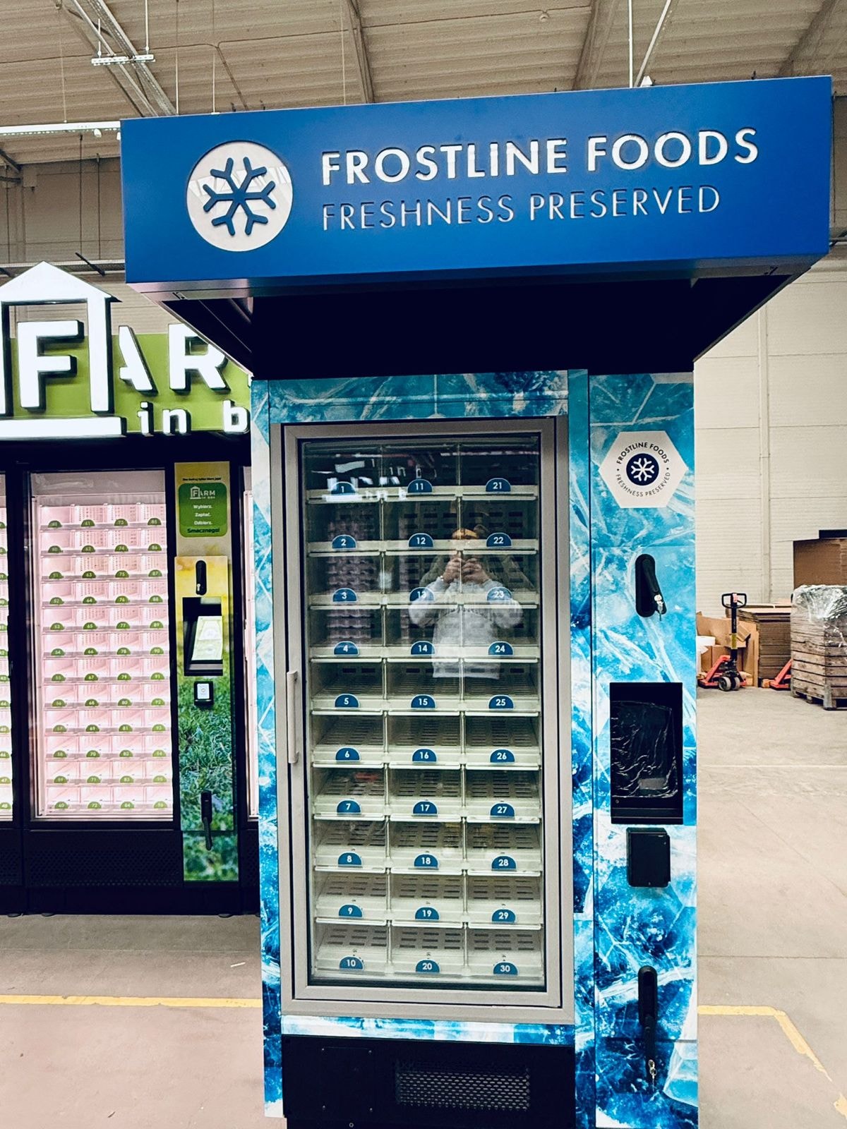 Sininen Frostline Foods -pakasteautomaatti edestä