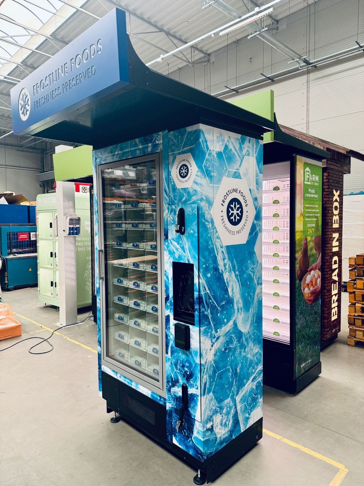 Frostline Foods -pakasteautomaatti toisesta kuvakulmasta